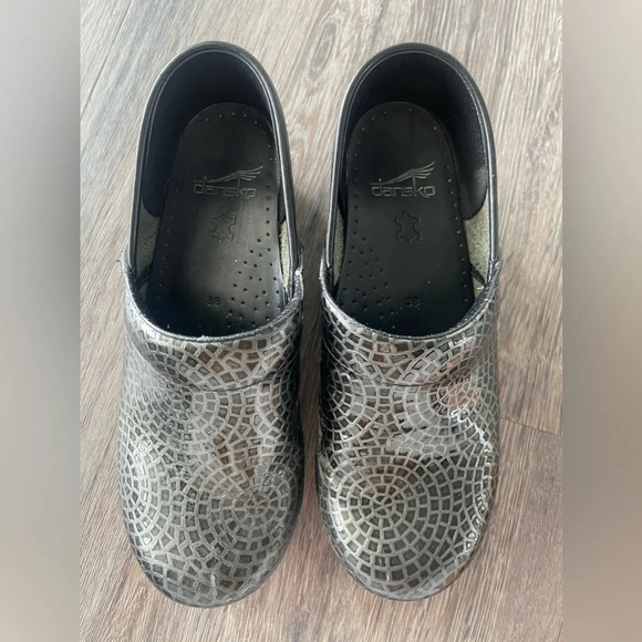 Dansko | Mosaic Patent Leather Clogs Size 38 - Picture 3 of 6